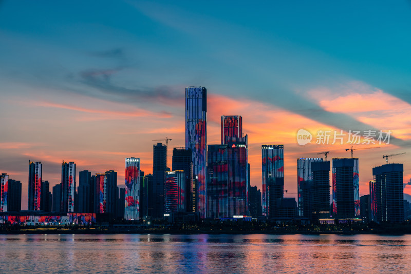 长沙湘江沿岸湖南金融中心建筑群夕阳夜景