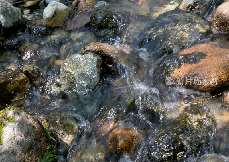 慢门拍摄夏季户外大山里流淌的溪流