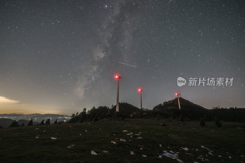 山顶上的星空夜景与风力发电机