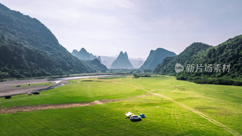 秋天阳光下桂林山谷中草地上的露营基地