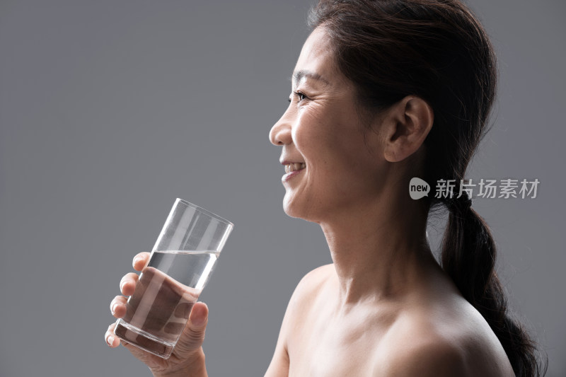 中年女人喝水
