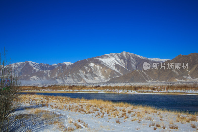 中国西藏冬季拉萨河雪景及拉萨河大桥