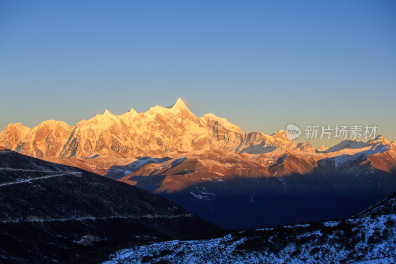 西藏林芝雪景南迦巴瓦峰日照金山雪山夕阳