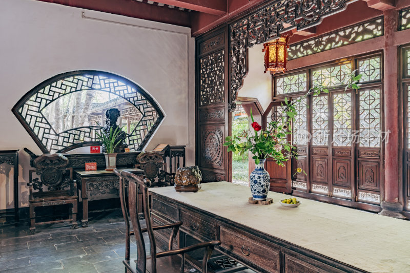 柳州柳侯公园-奇石和插花装饰的中式房间