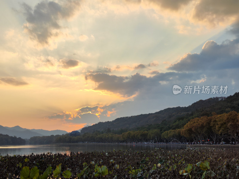 杭州西湖断桥湖畔黄昏夕阳下的景色