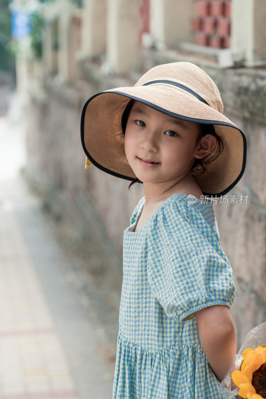 在中国山东青岛八大关景区游玩的女孩