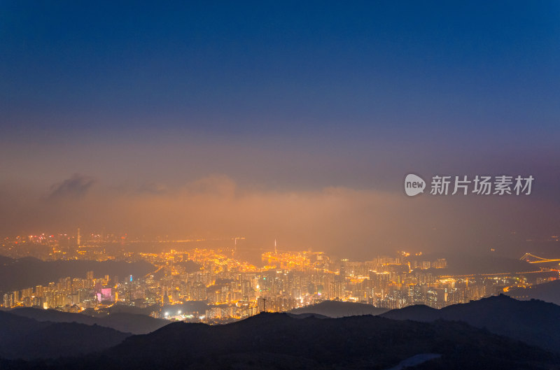 香港大帽山俯瞰维多利亚港城市夜景灯光