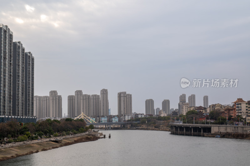 河畔城市高楼建筑群景观