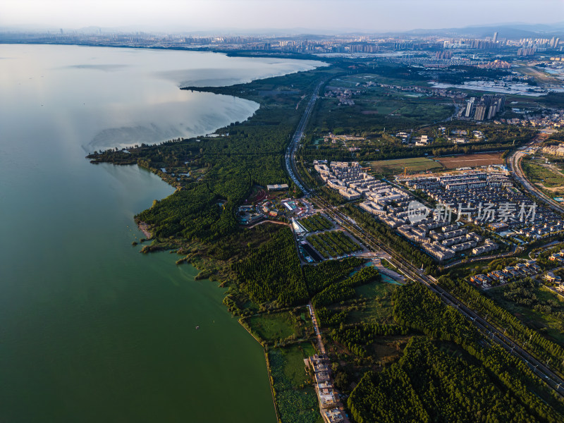 航拍滇池旁的昆明市城市风光