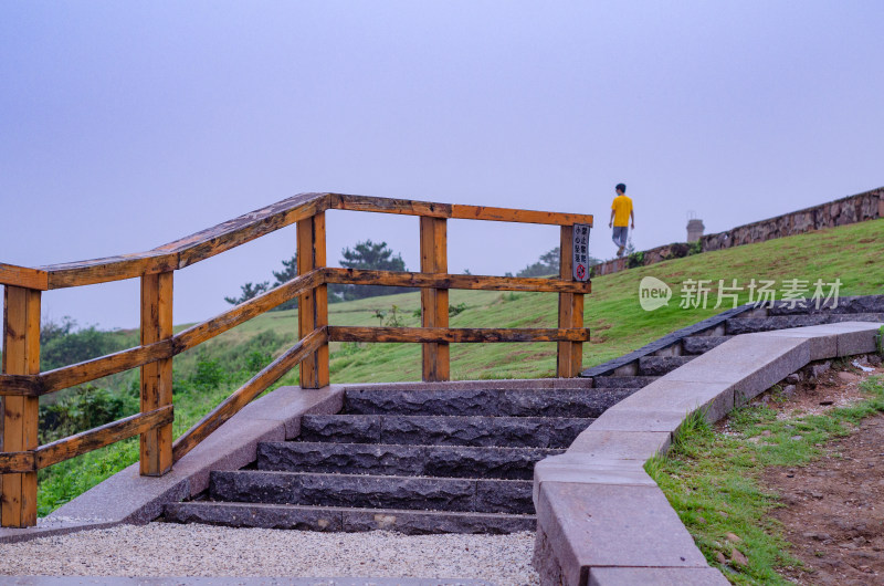 青岛小麦岛公园阶梯，远处一个孤独背影