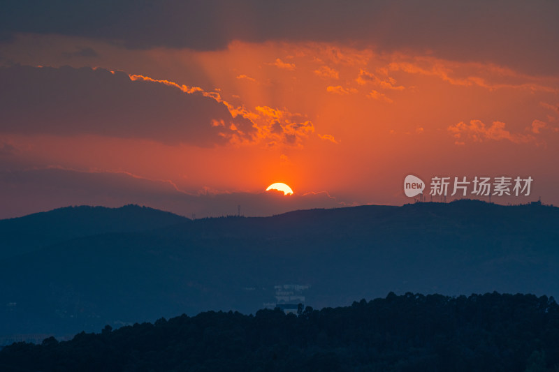 山间日落美景，太阳余晖洒满天际