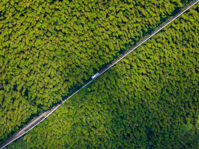 夏季航拍常州溧阳天目山南山竹海景区小火车