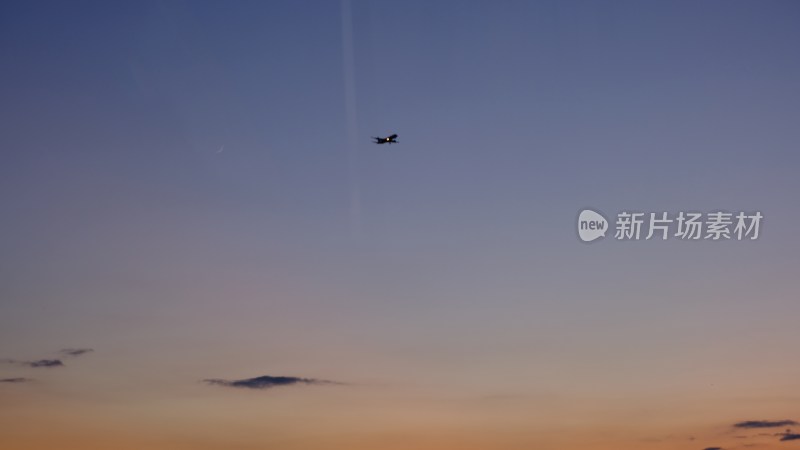 天空中飞行的飞机