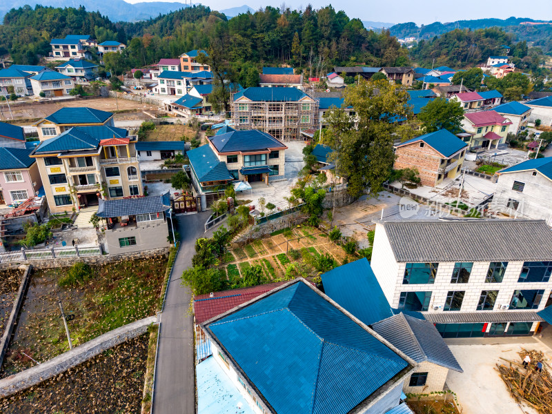 丘陵山川农田村庄航拍图