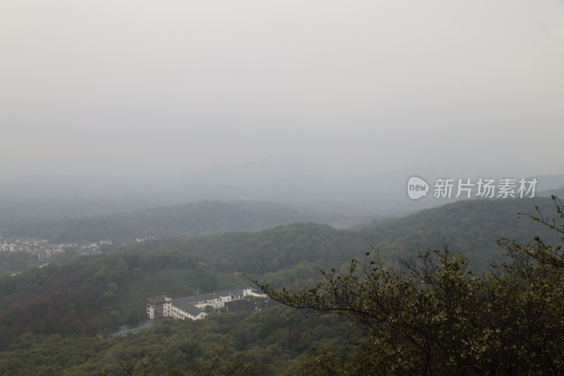 山林间建筑远景