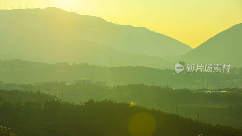 夕阳下的山峦与城市远景