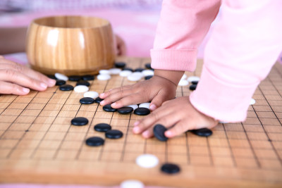 大人教授孩子下中国围棋