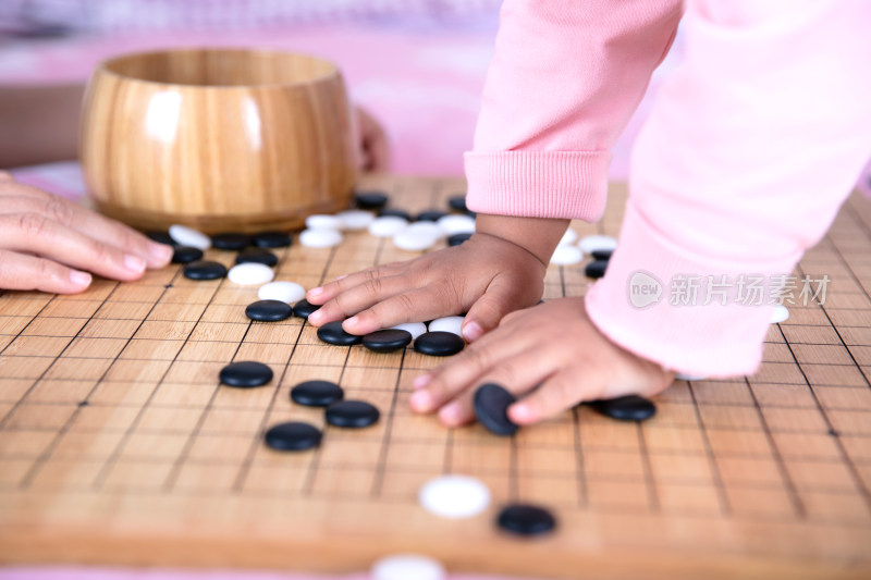 大人教授孩子下中国围棋