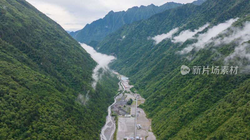 川西阿坝理小路自驾途中的理县朴头镇罗沟村