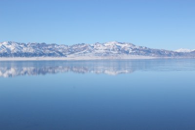 雪地河畔人群休闲场景