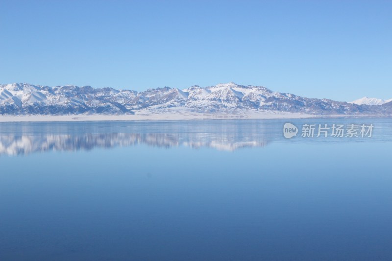 雪地河畔人群休闲场景