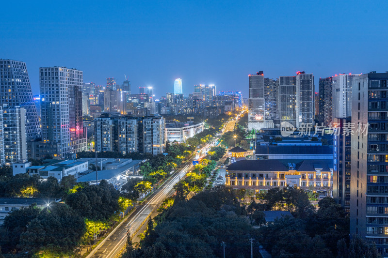 夜幕下的城市街景