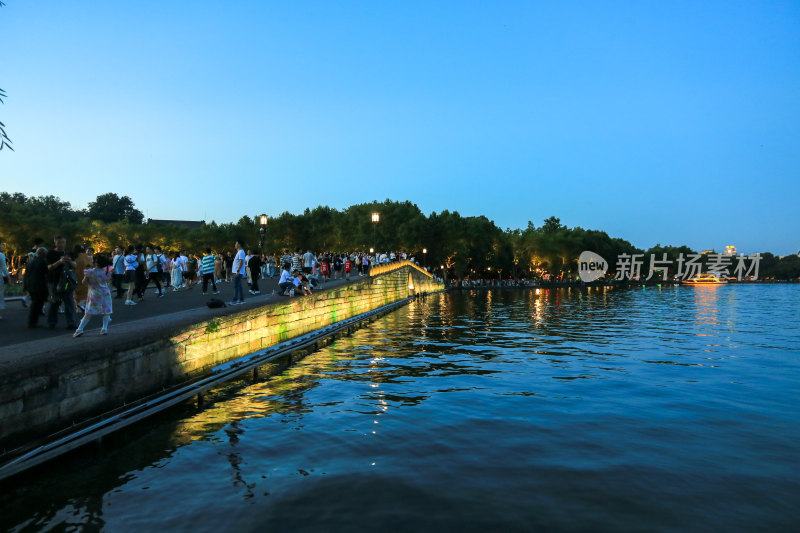 日落时分蓝调时刻的西湖断桥美景