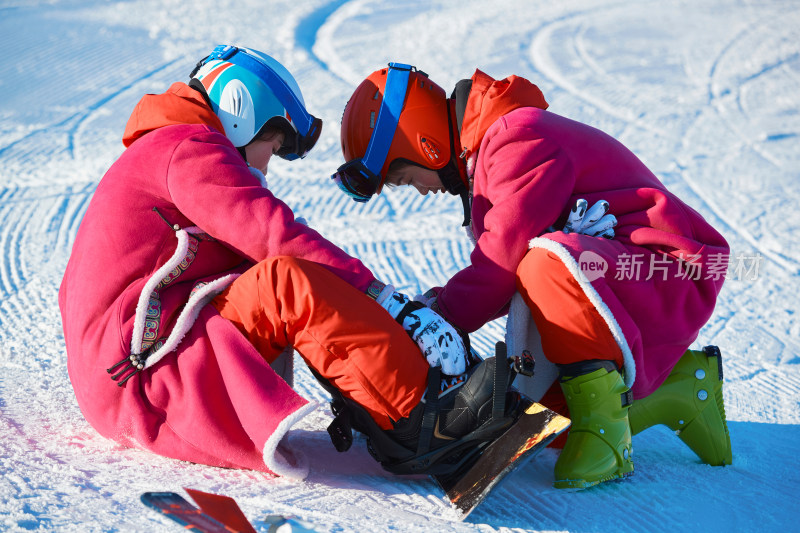 在滑雪场进行滑雪运动的年轻女性