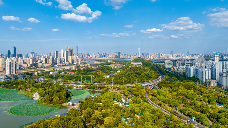 湖北武汉地标之龟山电视塔与月湖风景区