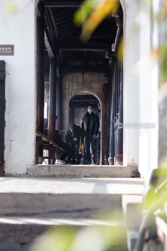 塘栖古镇古桥横跨水面，岸边传统建筑林立