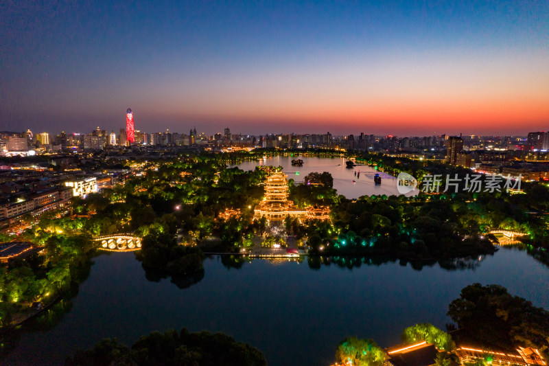 济南大明湖超然楼夜景航拍摄影图