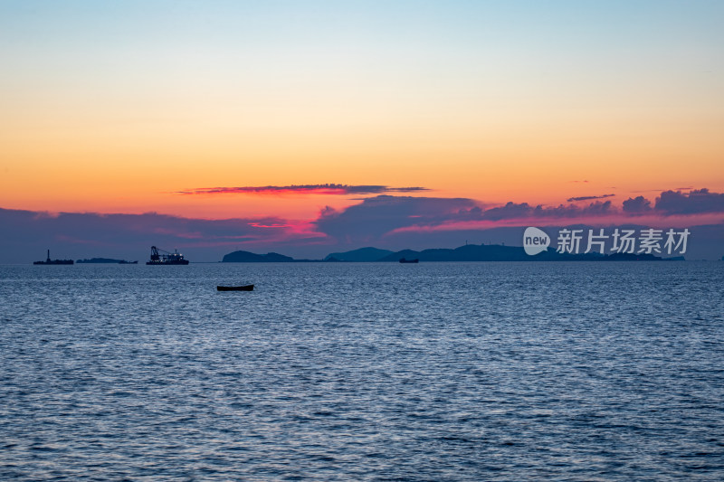 山东烟台东山栈桥海上日出前的朝霞景观