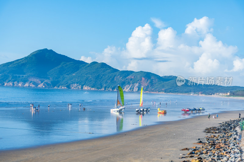 东山岛海边蓝天白云风景