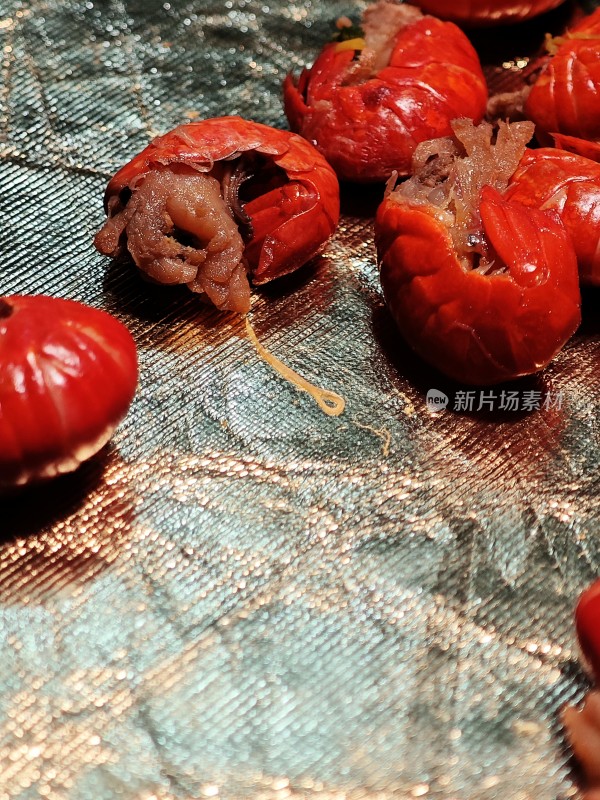 小龙虾露出鲜嫩饱满的虾肉