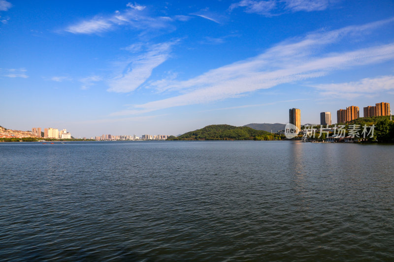 黄石磁湖景区城市风光，眺望城市天际线