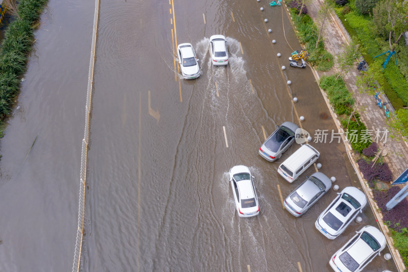 雨后积水的城市道路