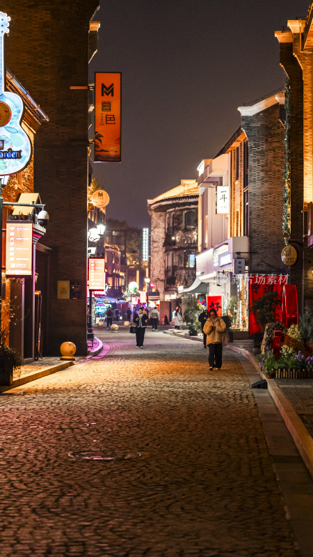 夜晚商业街行人漫步景象