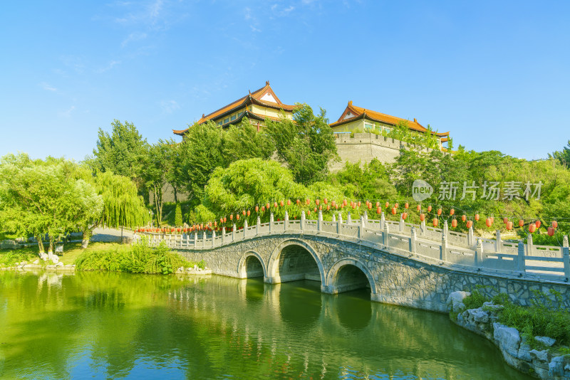 青州范公亭公园春天小桥流水古楼建筑风景