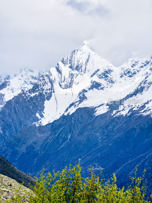 四川阿坝的地标雪山四姑娘山