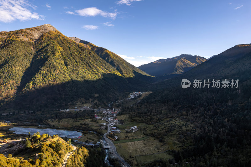 四川阿坝州党岭村高原峡谷秋色高空航拍