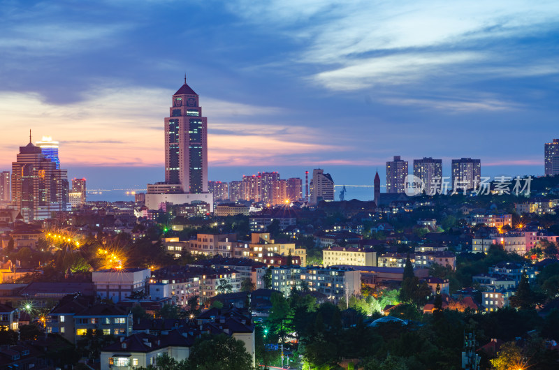 青岛小鱼山上远眺城市天际线夜景