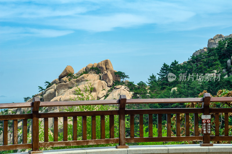 登山山峰，眺望远处的山头