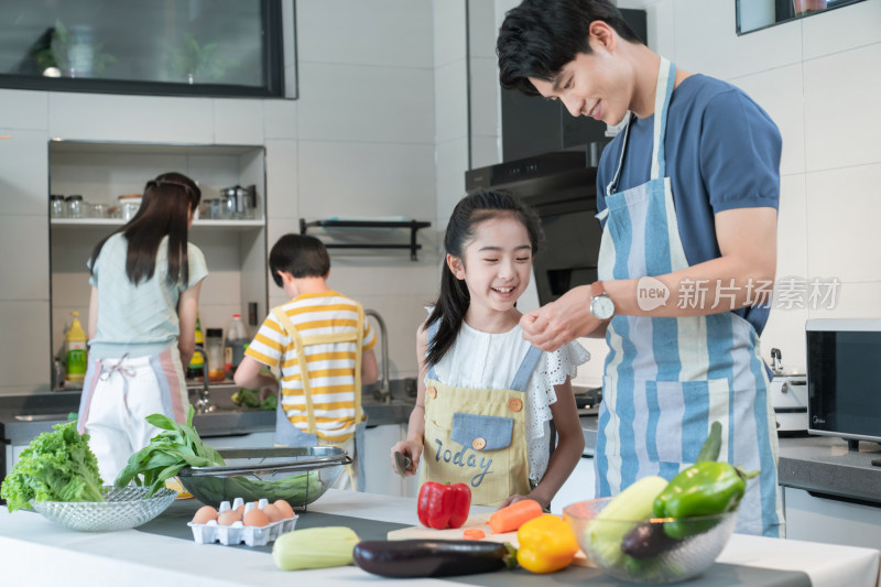 年轻父母教孩子学做饭