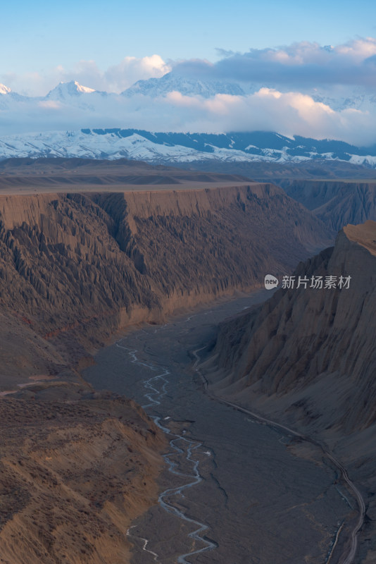 新疆天山峡谷日落