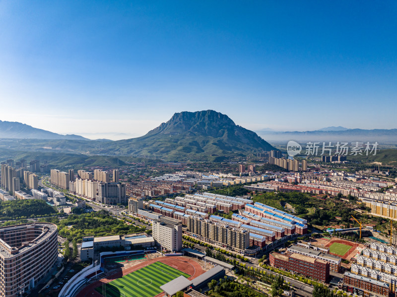 河北张家口市下花园区鸡鸣山脚下的城镇全景