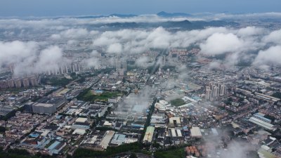 广东东莞：雨后清溪镇云雾缭绕宛如仙境