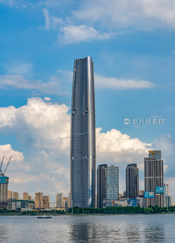 武汉最高楼绿地中心与长江