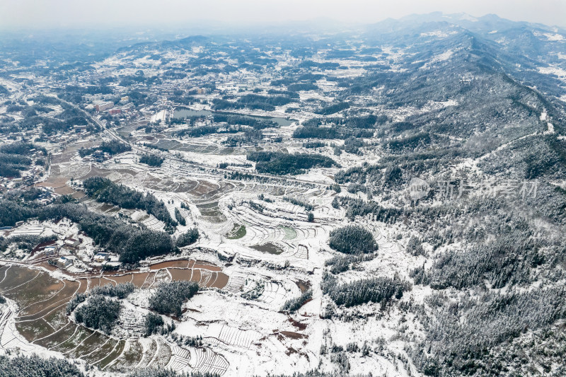 山川丘陵农田冬天雪景航拍图