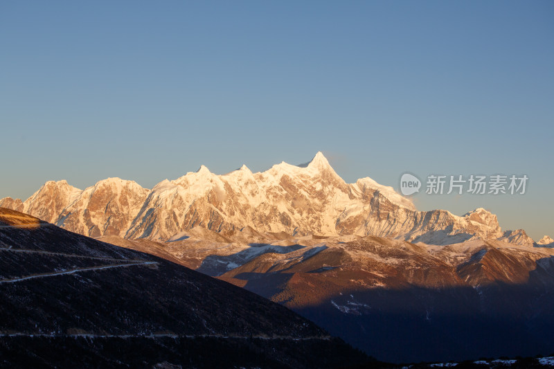 西藏林芝雪景南迦巴瓦峰日照金山雪山夕阳