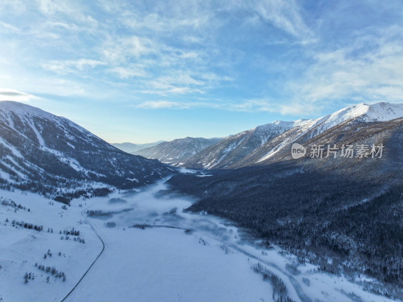 新疆阿勒泰喀纳斯雪景神仙湾晨雾雪山森林